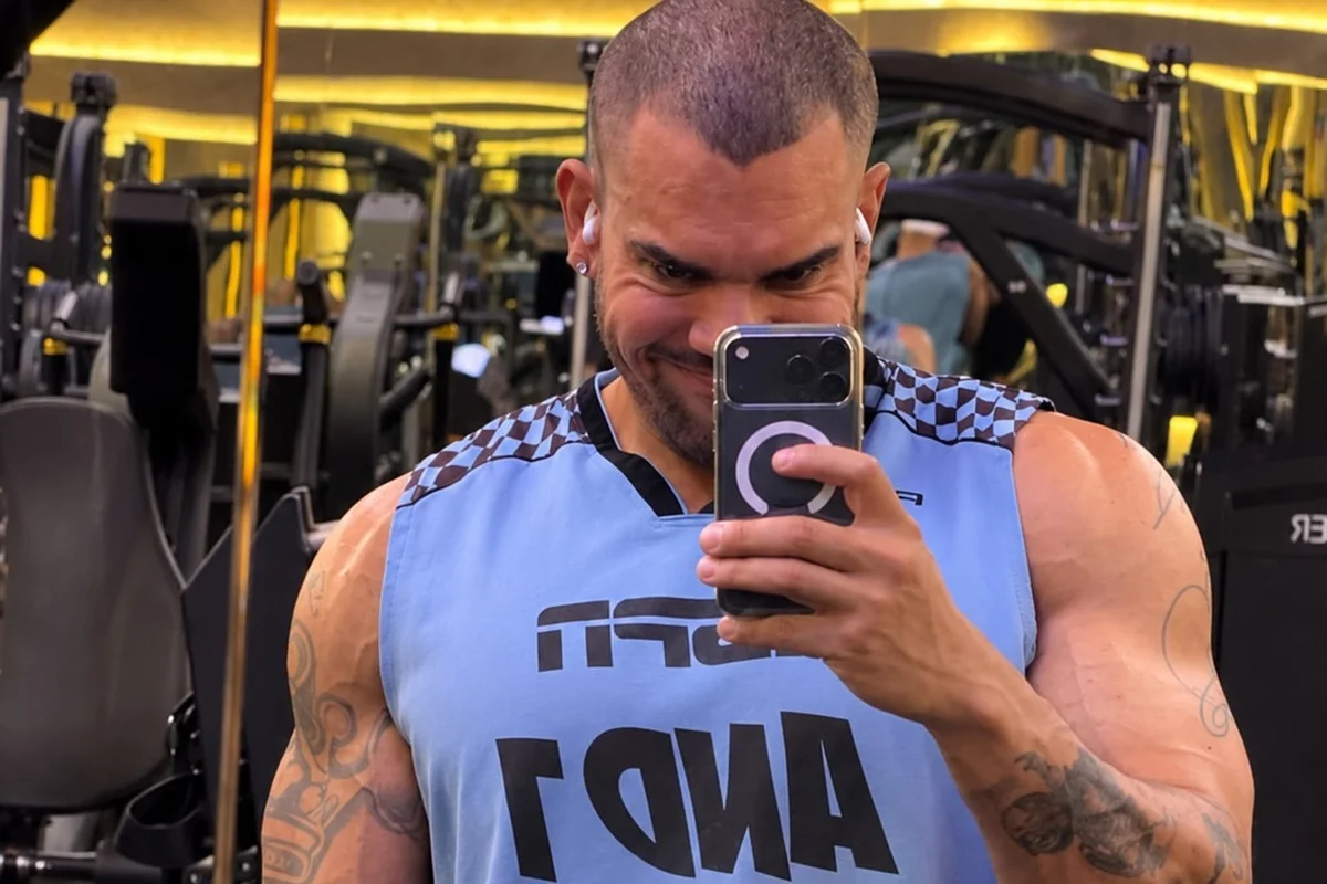 Diego Menasse faz selfie na academia Diego Menasse faz selfie na academia