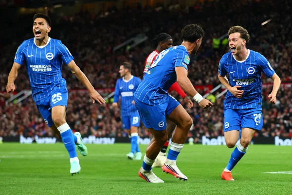 De virada, Brighton vence o United e avança na Copa da Liga Inglesa