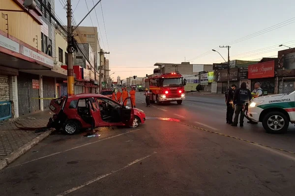 Mulher morre após carro colidir com poste em Taguatinga