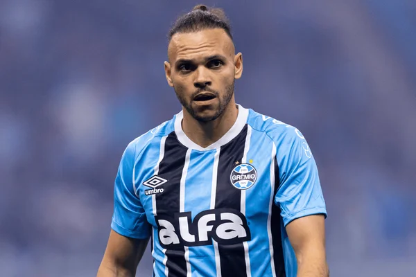 Martin Braithwaite com a camisa do Grêmio