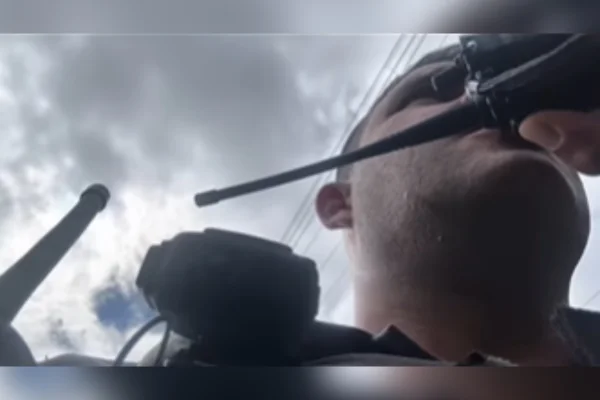PM pastor prega em rádio do tráfico e criminoso reage: “Eita glória”