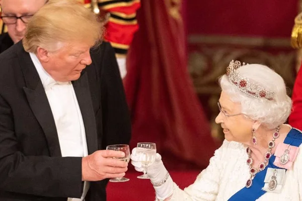 Rainha Elizabeth II recebe Trump em banquete de Estado. Veja fotos
