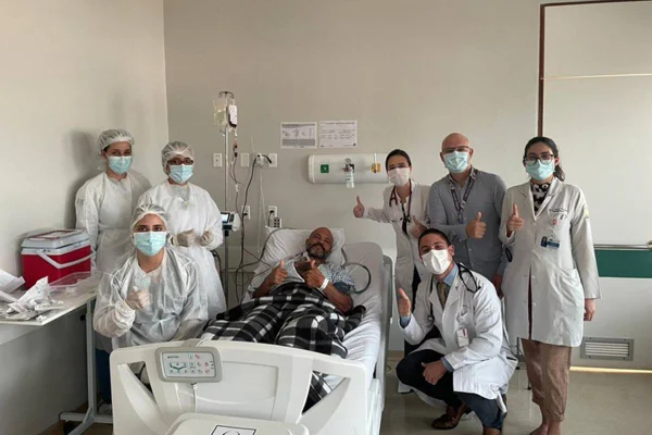 Imagem colorida de equipe médica em volta de paciente - Metrópoles