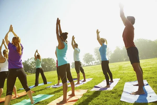 Só coisa de rico? Não, a yoga pode e deve ser praticada por todos