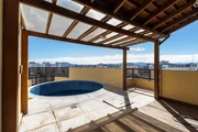 O apartamento conta com uma piscina privativa O apartamento conta com uma piscina privativa