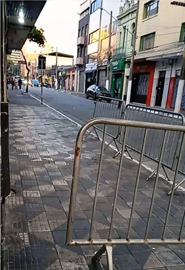 Imagem colorida mostra rua no centro de São Paulo, na região da Cracolândia, onde um homem foi morto por assaltantes - Metrópoles