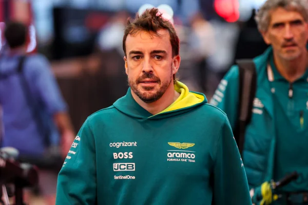 Foto colorida de Fernando Alonso, piloto da Aston Martin F1, antes do Grande Prêmio de São Paulo de Fórmula 1 - Metrópoles