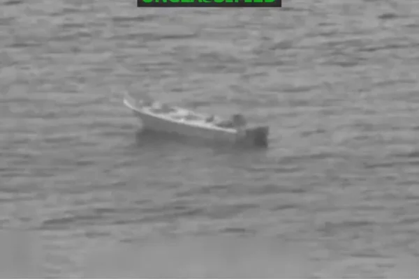 Foto em preto e branco de embarcação atacada pelos EUA no Pacífico - Metrópoles