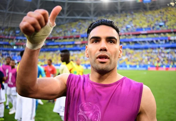 Escultor homenageia Falcao com estátua do atacante em sua cidade natal