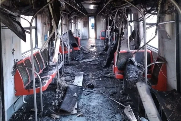Imagem colorida mostra interior de vagão destruído após incêndio na linha 12-Safira. Metrópoles