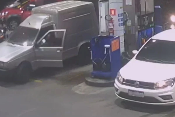 Até a chegada da polícia, já haviam sido abastecidos 252,57 litros de diesel, o que representaria um prejuízo de cerca de R$ 1.700 ao posto - Metrópoles