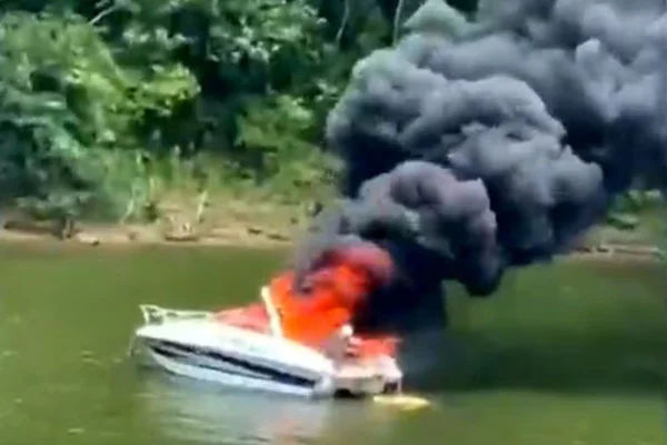 O acidente aconteceu na represa de Nazaré Paulista, em São Paulo. O motor da lancha teria explodido e a embarcação pegou fogo - Metrópoles