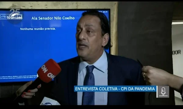 Vídeo: Wassef se tranca no banheiro feminino do Senado e é retirado por segurança