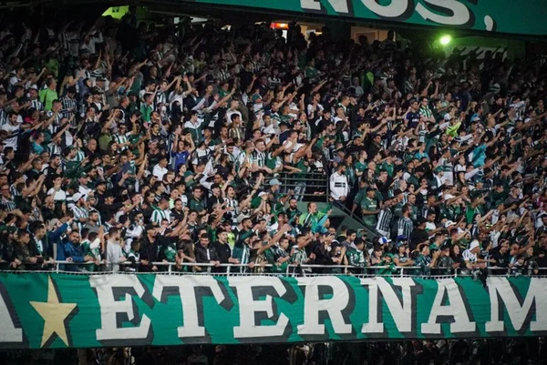 Foto colorida da torcida do Coritiba