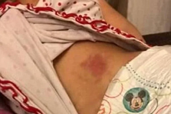 Babá é presa após colocar criança de 3 anos na máquina de lavar