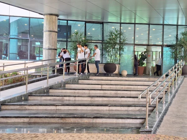 Imagem colorida mostra pessoas vestidas de branco na frente de uma capela onde ocorre o velório de duas vítimas do acidente de helicóptero em São Paulo - Metrópoles