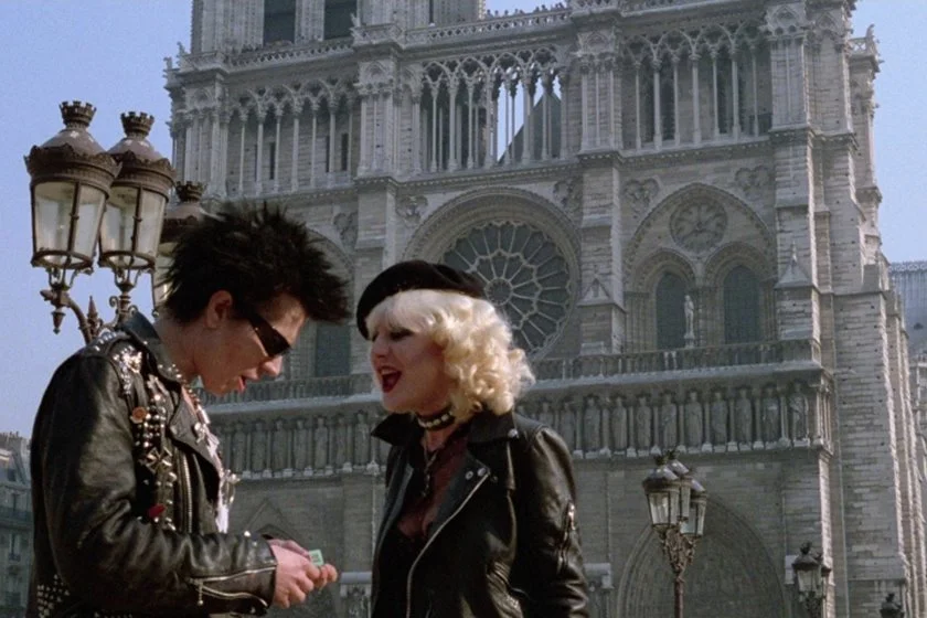 <strong>Sid and Nancy - O Amor Mata (1986).</strong> o filme conta a "história de amor" de um dos casais mais famosos do rock. A relação do baixista do Sex Pistols, Sid Vicious (Gary Oldman), com Nancy Spungen (Chloe Webb) foi extremamente tumultuada. A trilha sonora inclui Black Sabbath, além de performances de Gary Oldman, como Somethin' Else e My Way. Assista ao <a href="https://www.youtube.com/watch?v=hZp3meyWVm0">trailer</a> <strong>Sid and Nancy - O Amor Mata (1986).</strong> o filme conta a "história de amor" de um dos casais mais famosos do rock. A relação do baixista do Sex Pistols, Sid Vicious (Gary Oldman), com Nancy Spungen (Chloe Webb) foi extremamente tumultuada. A trilha sonora inclui Black Sabbath, além de performances de Gary Oldman, como Somethin' Else e My Way. Assista ao <a href="https://www.youtube.com/watch?v=hZp3meyWVm0">trailer</a>
