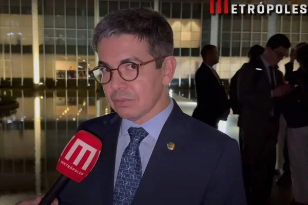 Imagem colorida do senador Randolfe Rodrigues