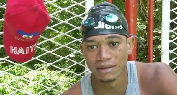 Sem piscina olímpica, nadador do Haiti usou vídeos de Phelps para treinar