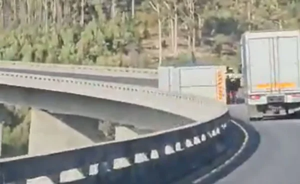Imagem colorida de acidente em ponte - Metrópoles