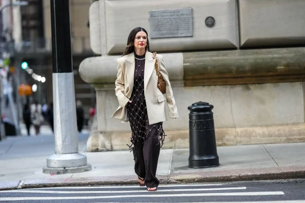 Na imagem com cor, mulher usa chinelo em look elegante - Metrópoles