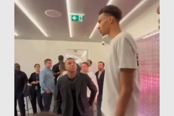 Copa: Mbappé encontra Wembanyama e encara diferença de 46cm de altura