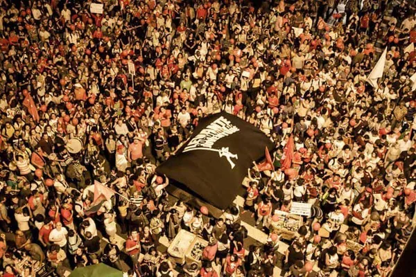 Cerca de mil manifestantes contra o impeachment aguardam Dilma em BH