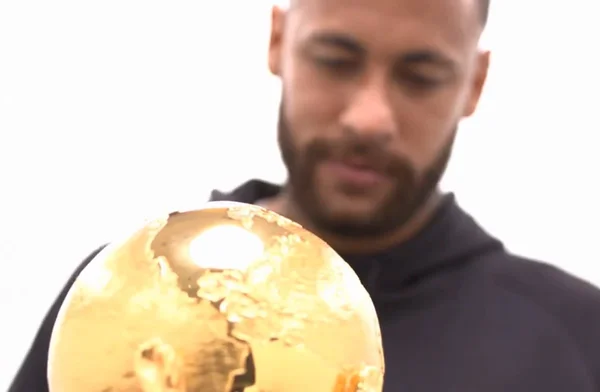 Neymar e a taça da Copa