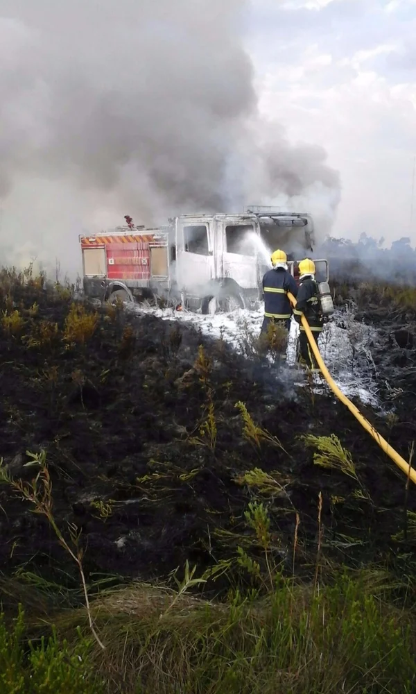 Caminhão dos bombeiros pega fogo em incêndio