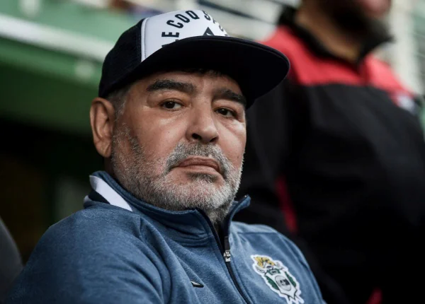 Imagem colorida de Maradona de boné - Metrópoles