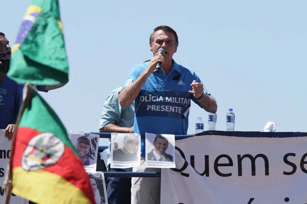 Bolsonaro critica Justiça durante protesto de PMs na orla do Rio