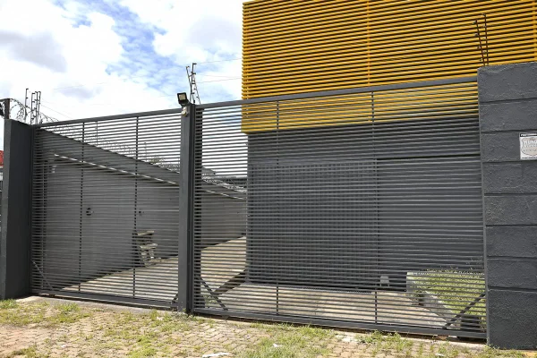 imagem colorida da fachada da Defender, em Brasília