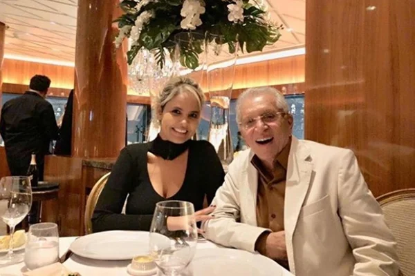 Confusão: mulher de Carlos Alberto perde aliança em vaso de avião