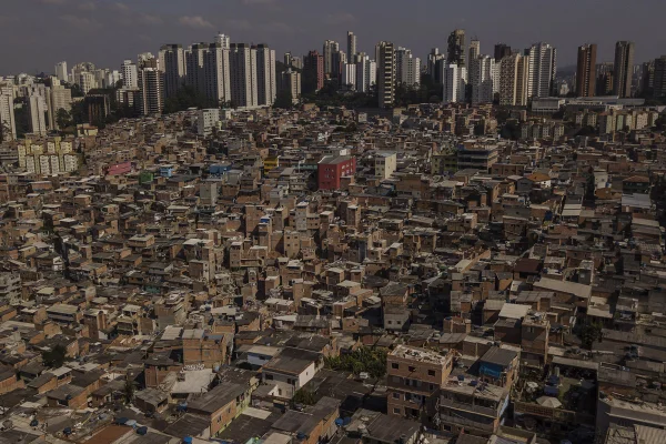 Foto panorâmica tirada do alto da favela Paraisópolis no estado de São Paulo - Metrópoles.