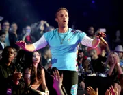 O cantor Chris Martin, líder do Coldplay, é um dos que sofre de zumbido O cantor Chris Martin, líder do Coldplay, é um dos que sofre de zumbido