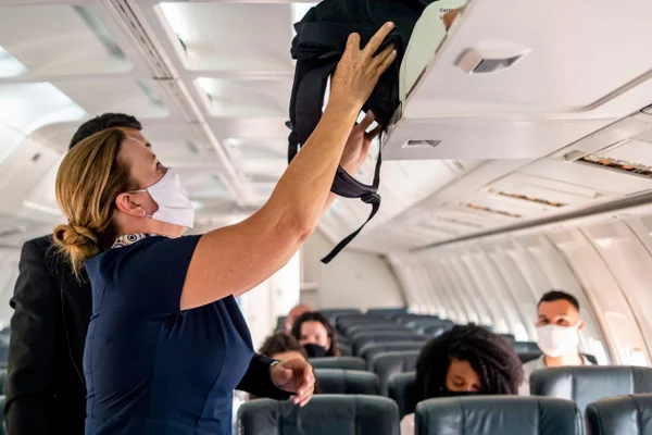 Ex-aeromoça revela 4 hábitos de passageiros que os comissários odeiam