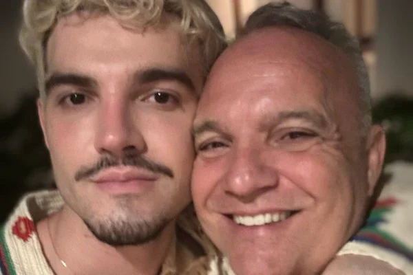 Foto colorida de Jão e o pai, Carlos Alberto Balbino - Metrópoles