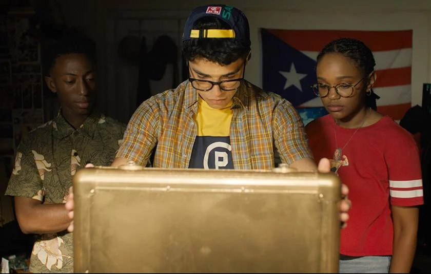 <b>Elenco diversificado</b>. Os atores são o grande destaque do filme. A dupla principal, interpretada por Eden Duncan-Smith e Dante Crichlow, também trabalhou no curta e mostra sintonia notável como adolescentes brilhantes e destemidos. O melhor amigo deles, Eduardo (Johnathan Nieves), é porto-riquenho, tem uma quedinha por C.J. e também adora experimentos científicos. É raro ver latinos e negros tão bem retratados num filme voltado para o entretenimento <b>Elenco diversificado</b>. Os atores são o grande destaque do filme. A dupla principal, interpretada por Eden Duncan-Smith e Dante Crichlow, também trabalhou no curta e mostra sintonia notável como adolescentes brilhantes e destemidos. O melhor amigo deles, Eduardo (Johnathan Nieves), é porto-riquenho, tem uma quedinha por C.J. e também adora experimentos científicos. É raro ver latinos e negros tão bem retratados num filme voltado para o entretenimento