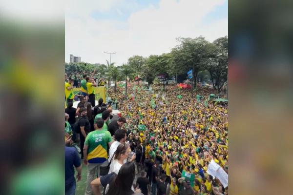 Ato de Flávio Bolsonaro em BH