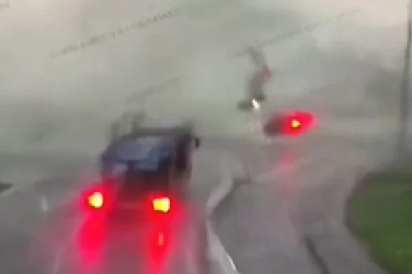 Carro é arremessado por tufão na China