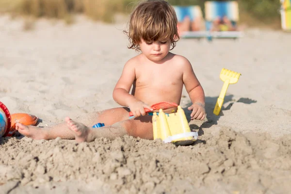 Criança brincando na areia-Metrópoles