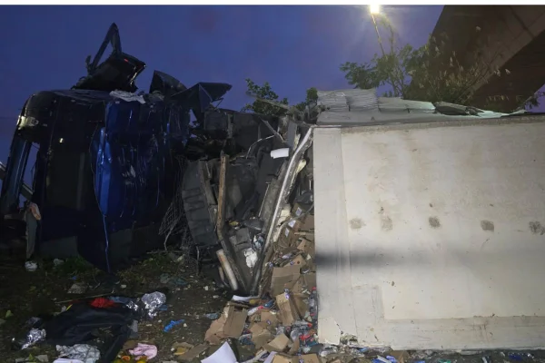 Acidente com caminhão deixa pelo menos 4 feridos, um em estado grave, e causa bloqueio total na pista expressa na zona oeste de São Paulo - Metrópoles