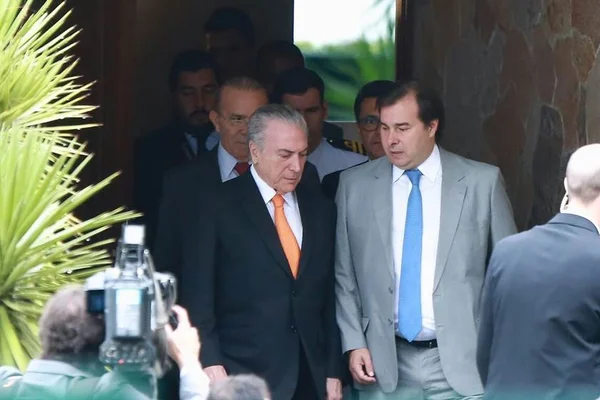 Temer e Maia discutem reforma da Previdência no Alvorada neste sábado