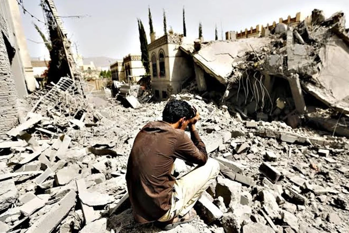 Houthis afirma que EUA matou 68 em centro de detenção de imigrantes Houthis afirma que EUA matou 68 em centro de detenção de imigrantes