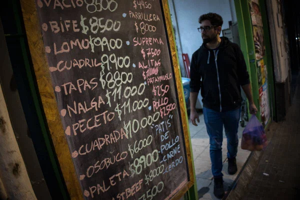 Imagem colorida de tabela de preços na Argentina