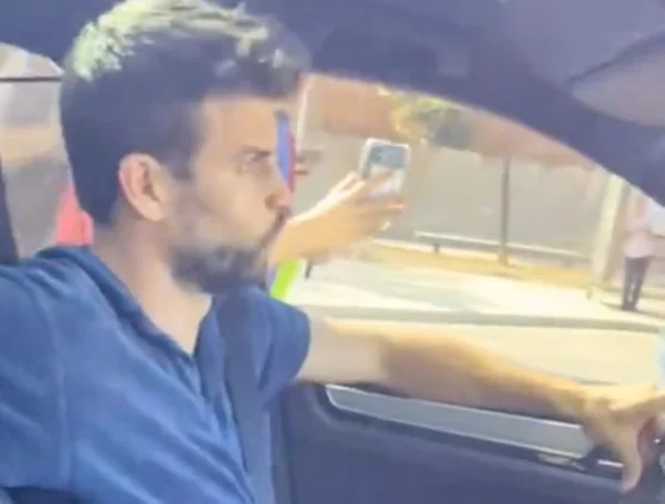 Piqué dentro do carro ouvindo Shakira