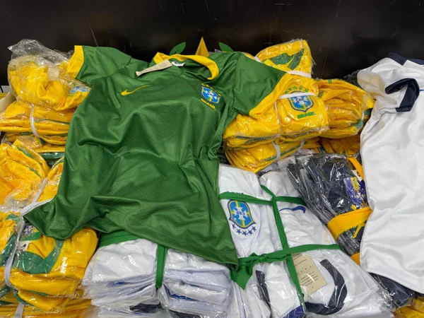 As peças incluem uniformes de clubes brasileiros e itens ligados à Seleção Brasileira.