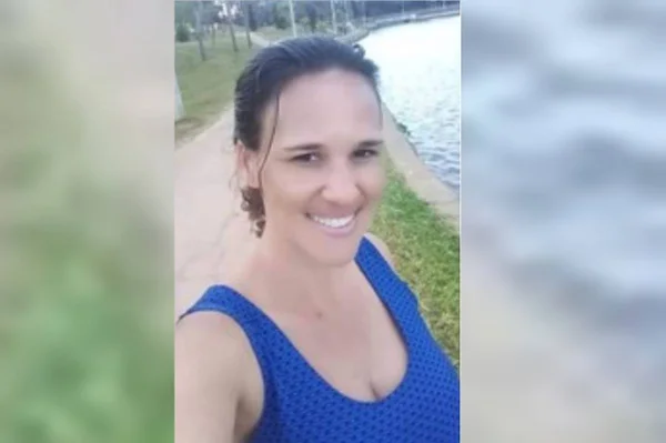 Jainia Delfina de Assis, mulher morta pelo marido no DF. Mulher de regata azul durante caminhada na orla de um lago - Metrópoles
