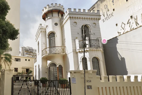 Imagem colorida do castelinho conhecido por lendas urbanas de SP - Metrópoles