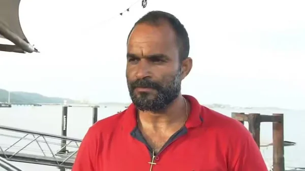 imagem colorida homem ajuda resgate naufragio bahia